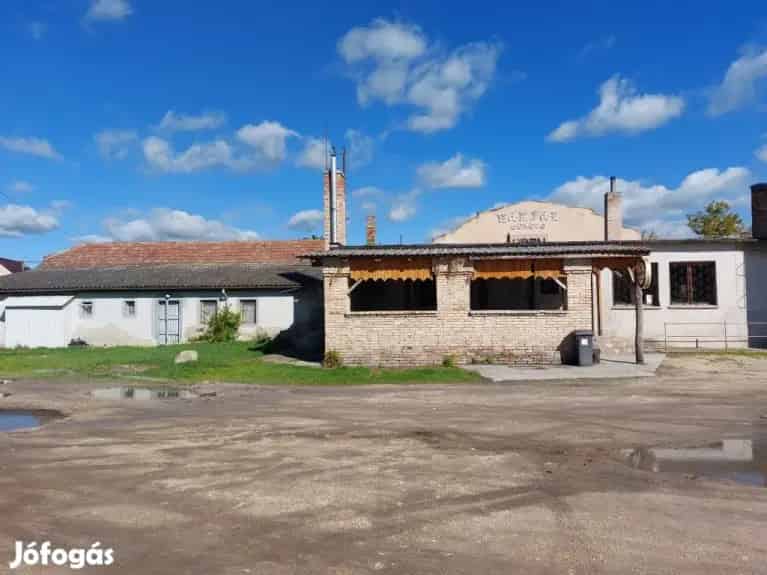 Eladó Üzlethelyiség Nádasdladányban 212m2 + 200m2