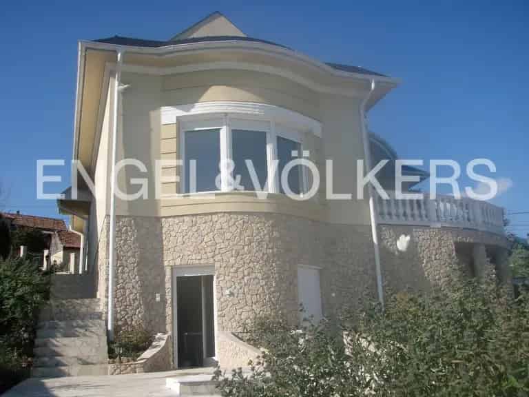 Balatonalmádi panorámás családi ház 3 apartmannal és medencével
