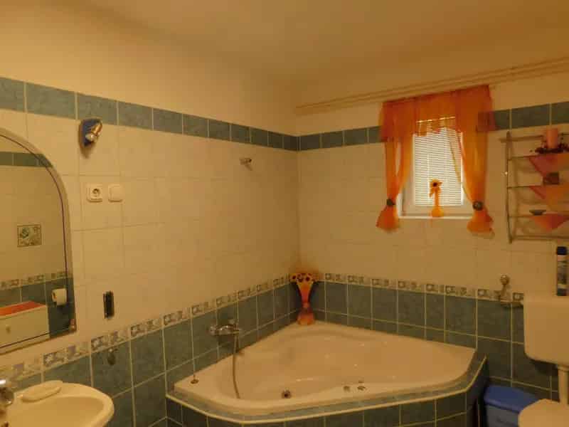 Parádi családi ház üzlethelyiséggel és apartmannal