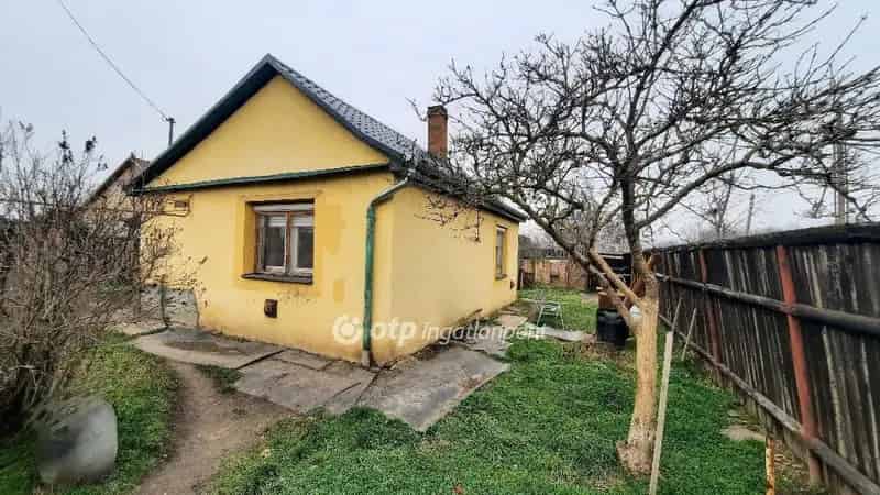 Szolnok 32 nm-es családi ház eladó - 2 szoba, tároló, terasz