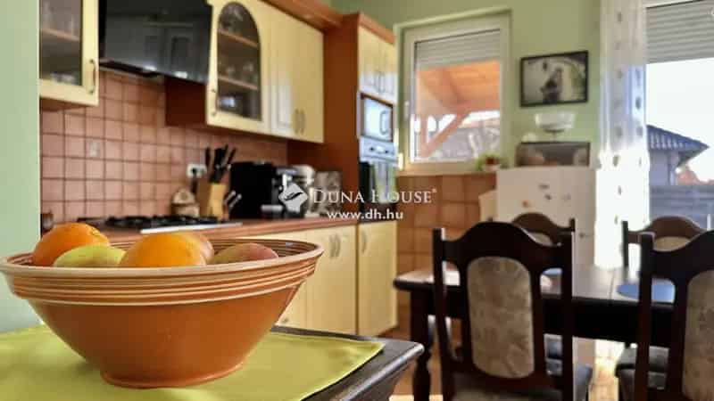 Péceli ikerház eladó 4 hálószobával és panorámás kilátással