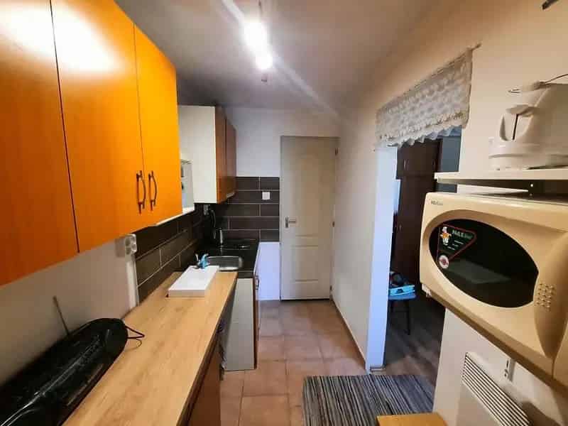 XV Kerulet 20 m2-es 1 szobas hazresz elado autobealloval