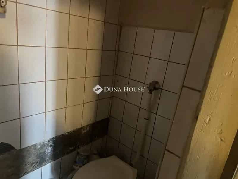 Adonyi felujítandó parasztház melléképületekkel