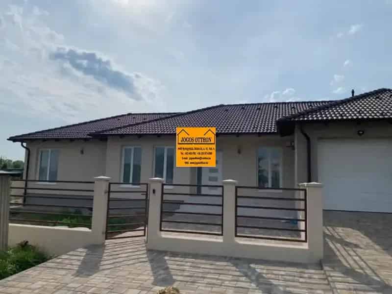 Kiadó Ikerház Nyíregyháza - 150 nm, 4 szoba, garázs, kert