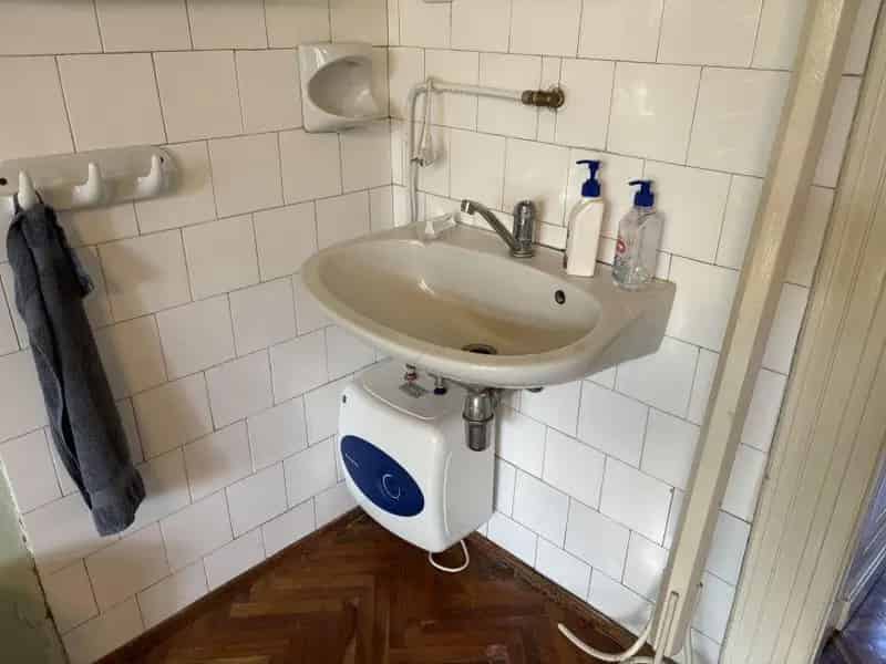 Polgári ház eladó szárazkapuval és békebeli bútorzattal