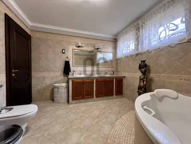 Komáromi családi ház kiadó - 221 nm, dupla garázs, szauna, jacuzzi