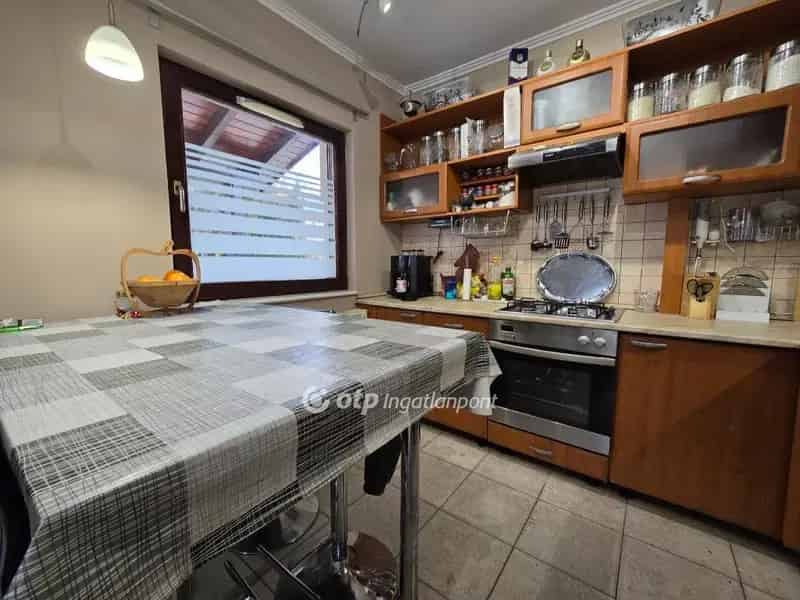 80 m2-es családi ház Pápán - dupla garázs, műhely, 517 m2 telek