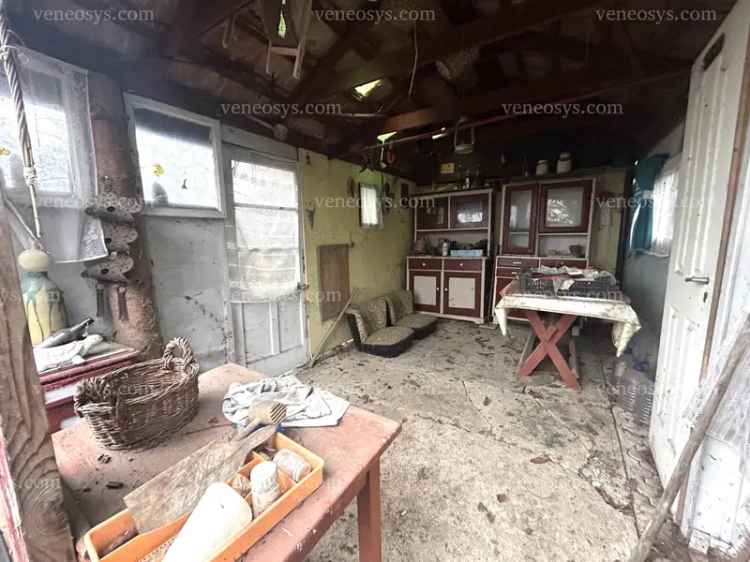 Eladó szántó telek a város szívében, közel a buszmegállóhoz