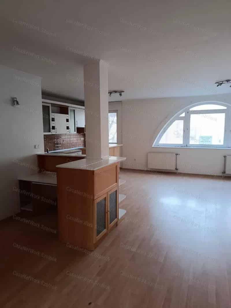 Szolnoki belvárosi 84m2-es 2 1 szobás téglalakás kiadó