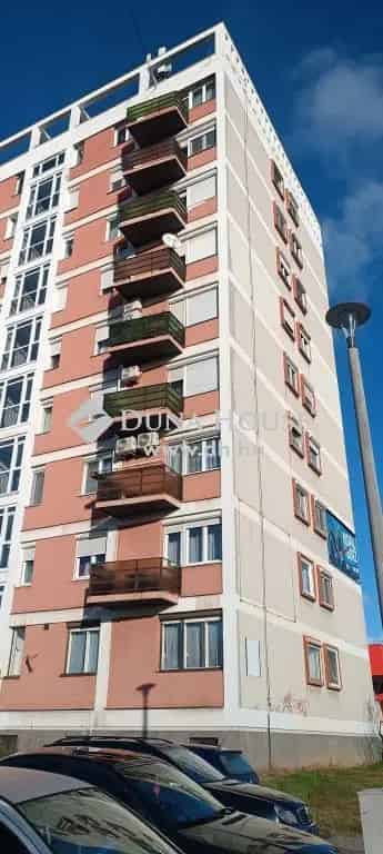 Pécs Budai 2 szobás erkélyes liftes tégla lakás eladó