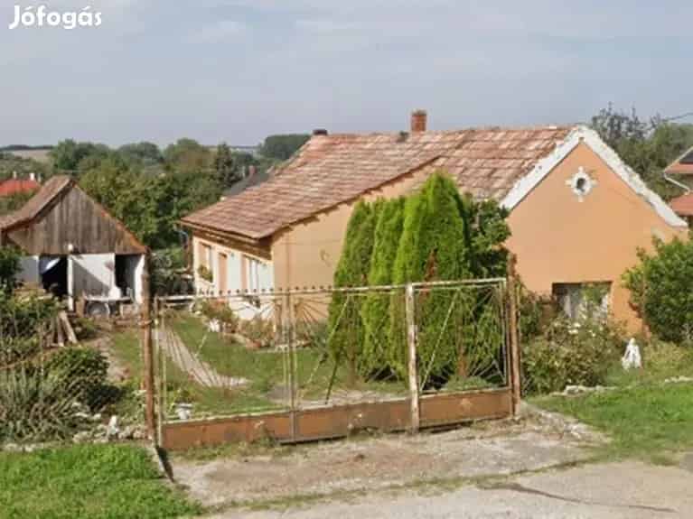 Ajkán 95nm-es 3 szobás családi ház eladó