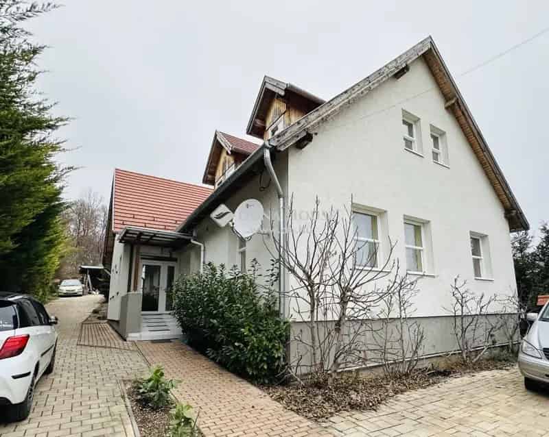 Pilismarót 5 Lakásos Családi Ház Eladó
