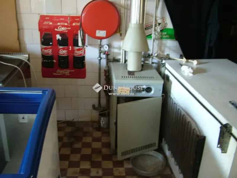 Csákvári üzlethelyiség eladó 725 nm-es telken