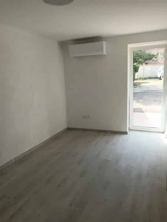 Tárnok 54 nm-es felújított sorház eladó