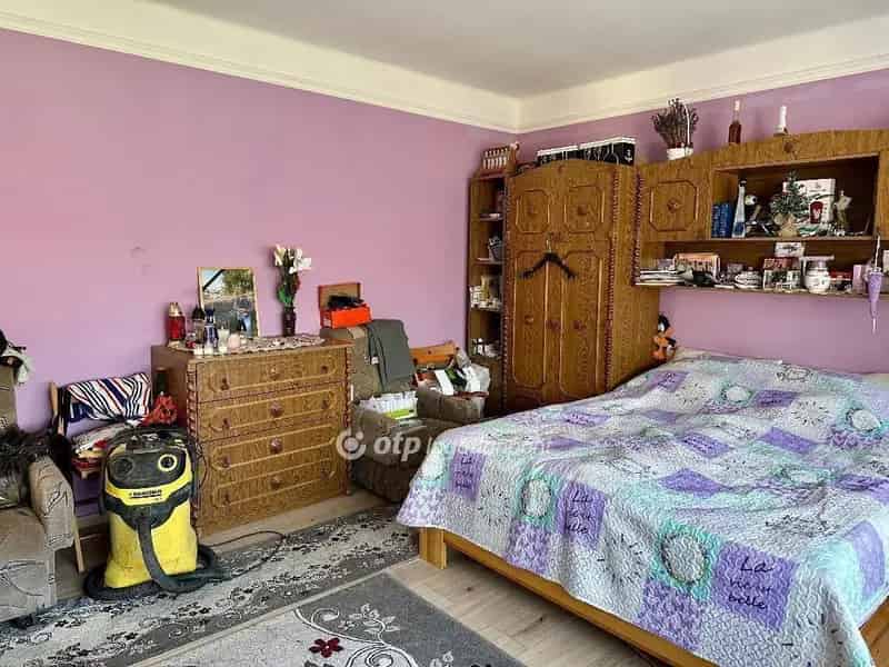 130 nm-es felujitott csaladhaz Danszentmikloson 5 szobaval