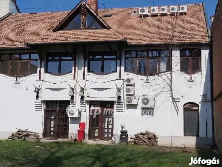Gyulai 785 nm-es irodaház eladó