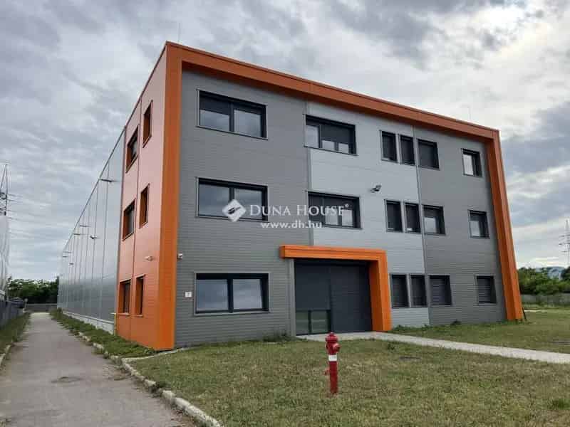 2100 m2-es raktár irodával hosszú távra kiadó