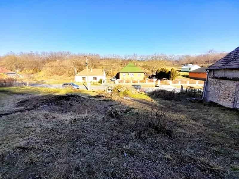 Nádasladány panorámás építési telek erdővel