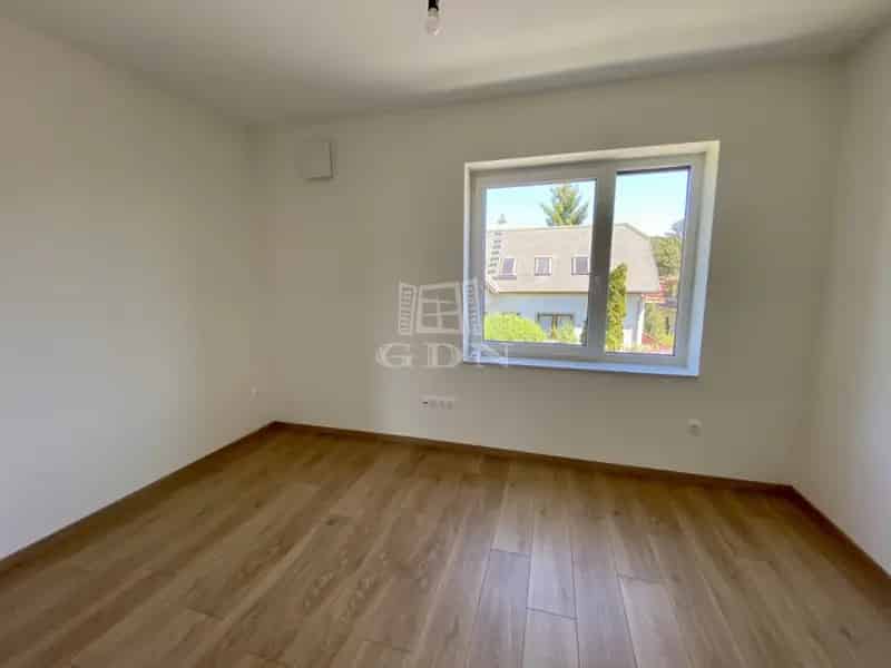 Modern ikerház eladó Budaörsön - 3 hálószoba, napelem, hőszivattyú