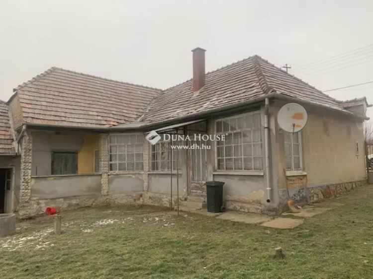 Felújítandó családi ház Vértestolnán 1589 m2-es telekkel