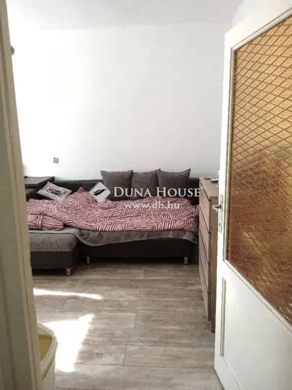 Ajkán 33 m2-es felújított tégla lakás eladó