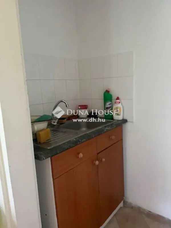 Komlón eladó 2932 m2-es zártkerti ingatlan 60 m2-es házzal