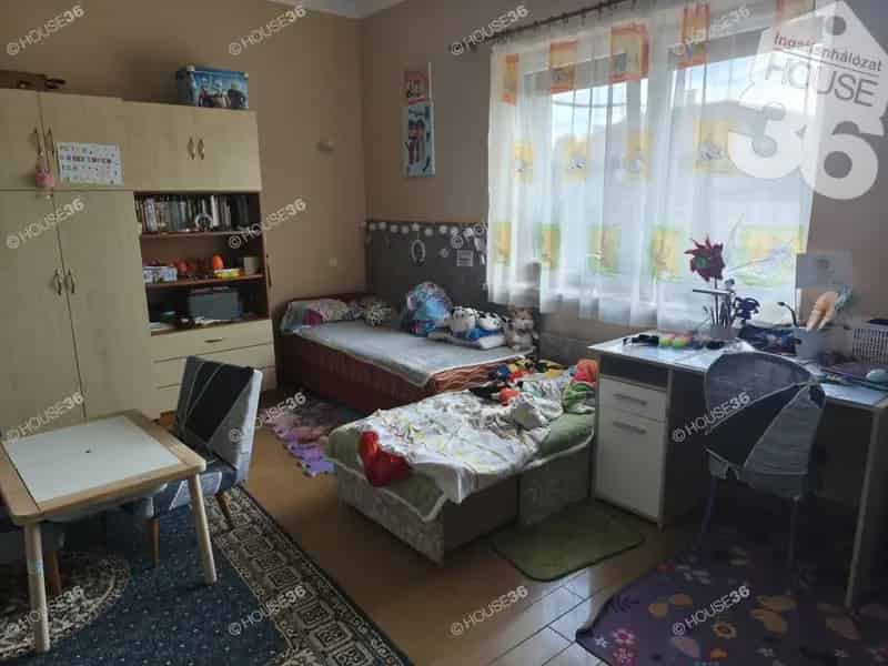 Nagykőrös 3 szobás családi ház eladó melléképülettel