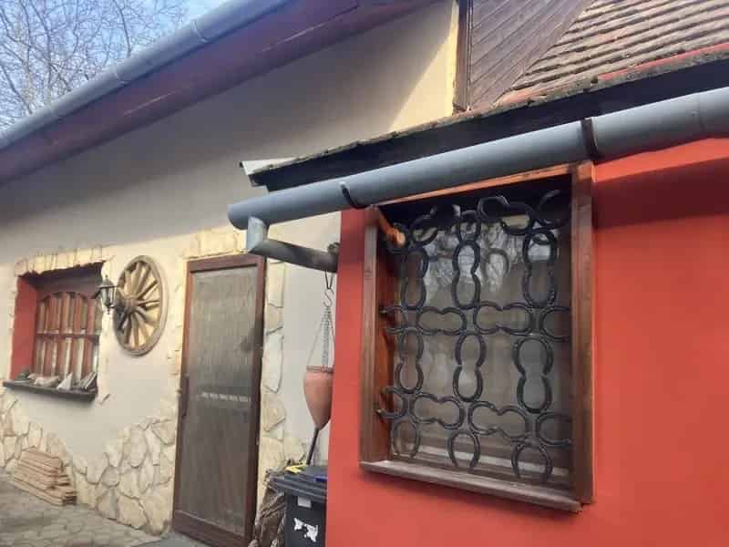 Székesfehérvár - Két Lakrészes Családi Ház Eladó