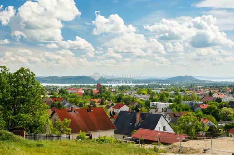 Eladó telek Balatonfüreden, panorámás telek a belváros közelében