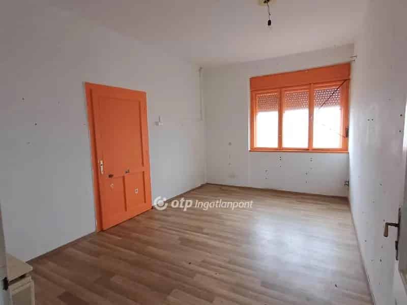 Bajai családi ház 602 m2-es telekkel eladó
