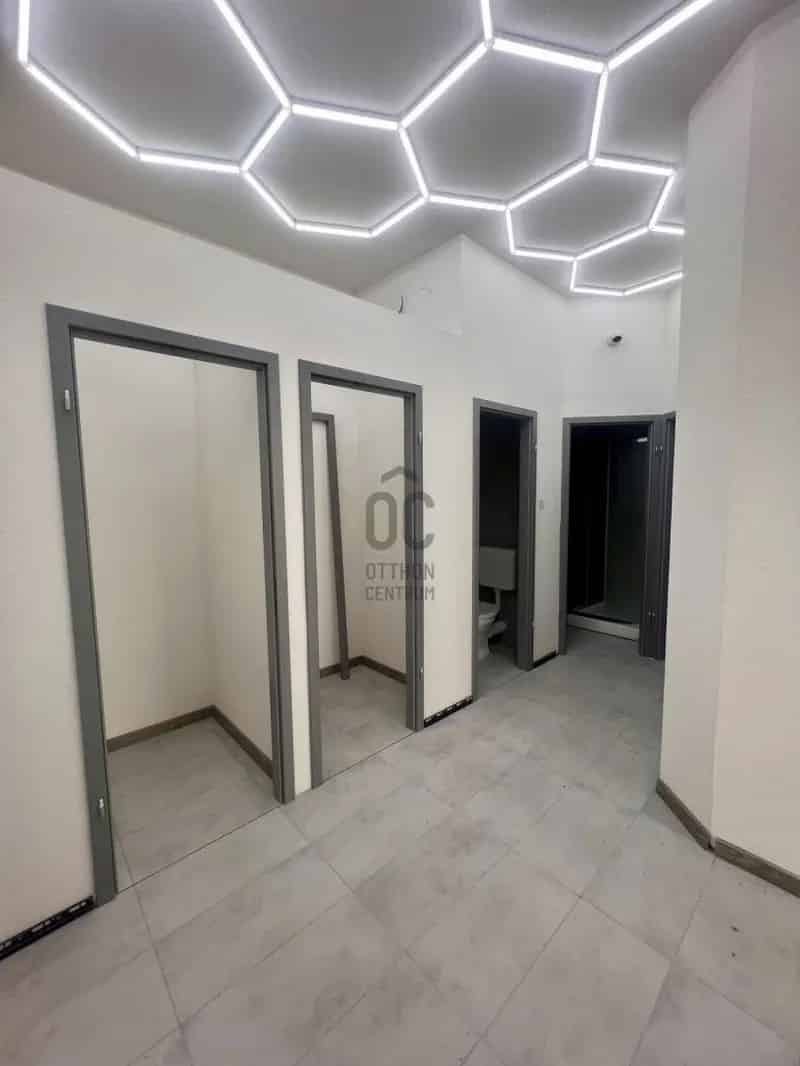 208 nm-es üzlethelyiség Tétben eladó - 11 parkolóval