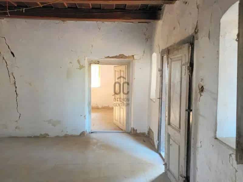 Orosztony 3786 nm-es telek 2 házzal eladó