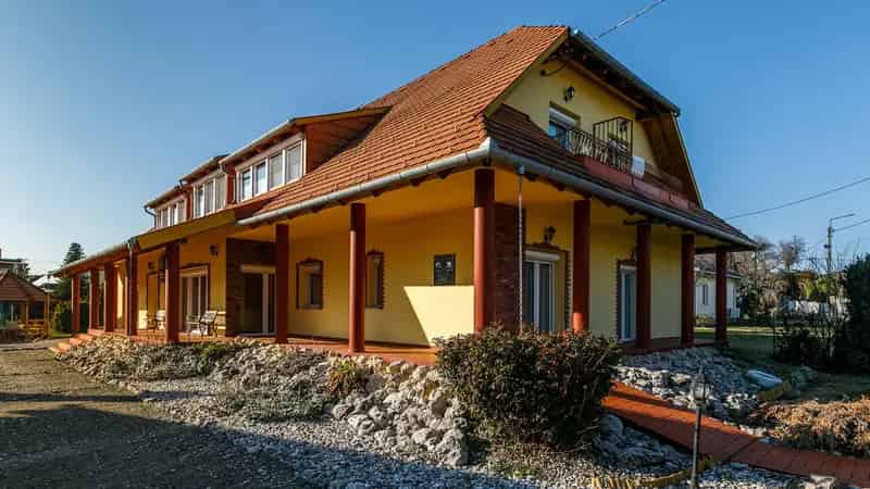Balatoni családi ház panzió eladó strand közelében