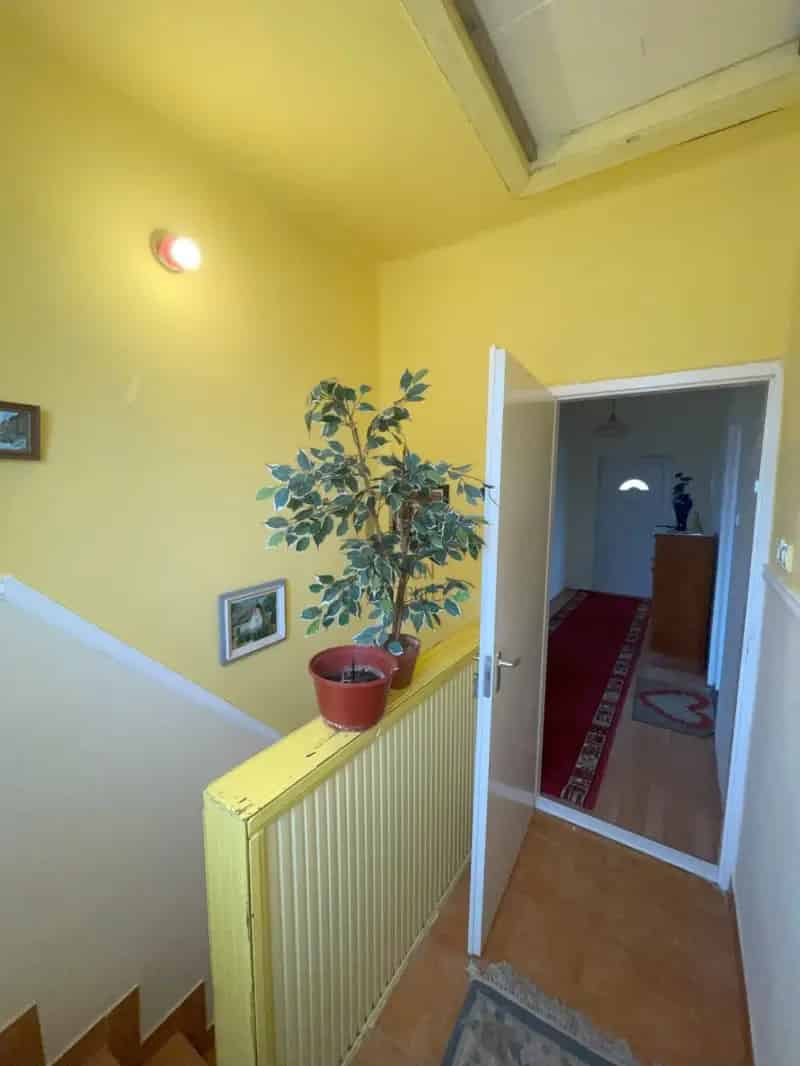 130nm-es családi ház 1463nm-es telken vízpart közelében