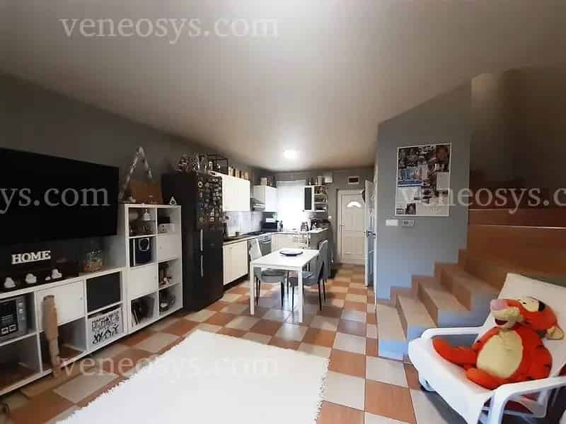 HELIKOPTER LAKÓPARKBAN BELSŐ KÉTSZINTES SORHÁZI LAKÁS ELADÓ!