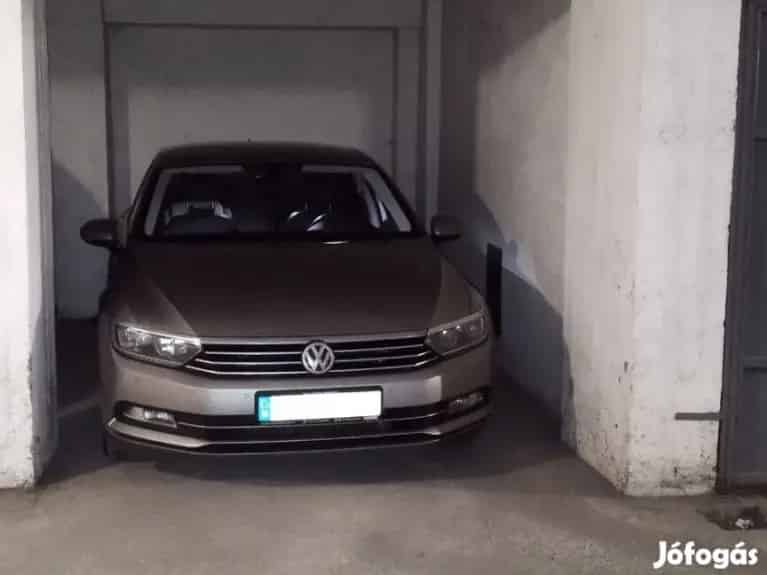 Teremgarázs Nyíregyháza Sólyom utca VW Passat méretű autónak