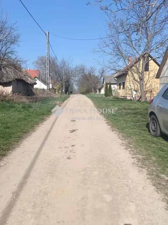 Hétvégi ház Vérteskethelyen szőlővel és gyümölcsfákkal