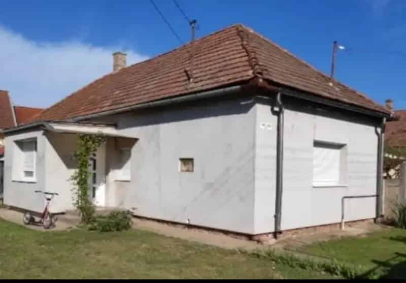 Tolna Város 96m2-es Családi Ház Eladó 666m2-es Telken