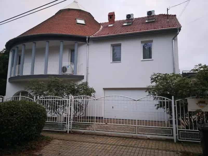 Újszegedi 420nm-es ház 4 lakrészel medence szauna garázs