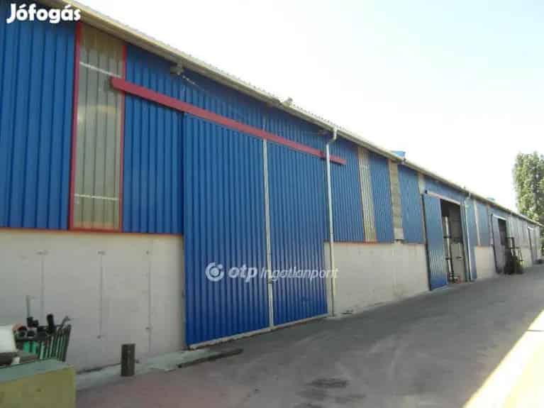 Ipari terület eladó Békéscsabán 2000 m2 raktárral
