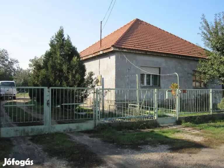 Pusztaszabolcsi 100nm-es 3 szobás családi ház eladó