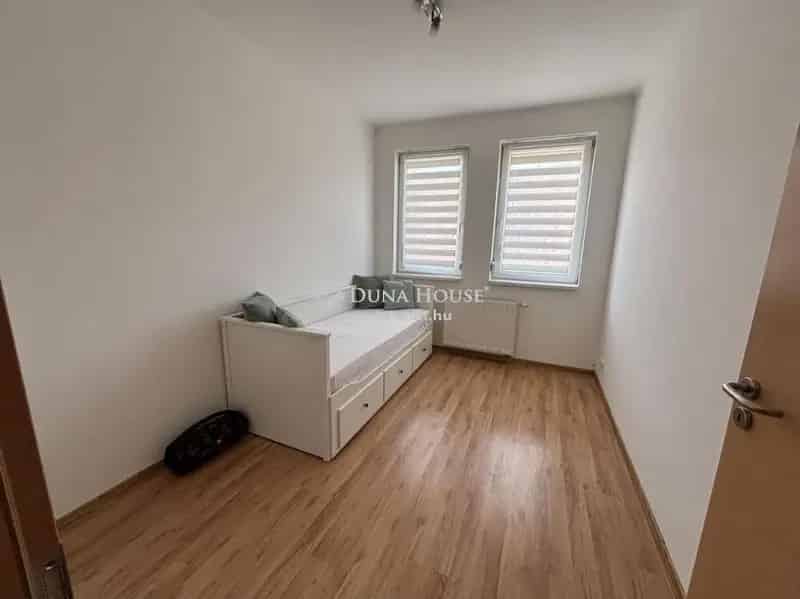 Kecskemét Hunyadiváros - Újszerű 109 nm-es Sorház Eladó