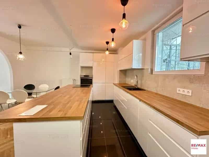 I. ker. Váralja utca, 65 nm, 2 szoba, prémium minőségben felújított, bútorozatlan, hatalmas konyhával, nagyméretű erkéllyel