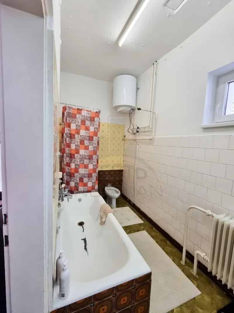 Családi ház üzlethelyiséggel és 3 garázzsal Herényben
