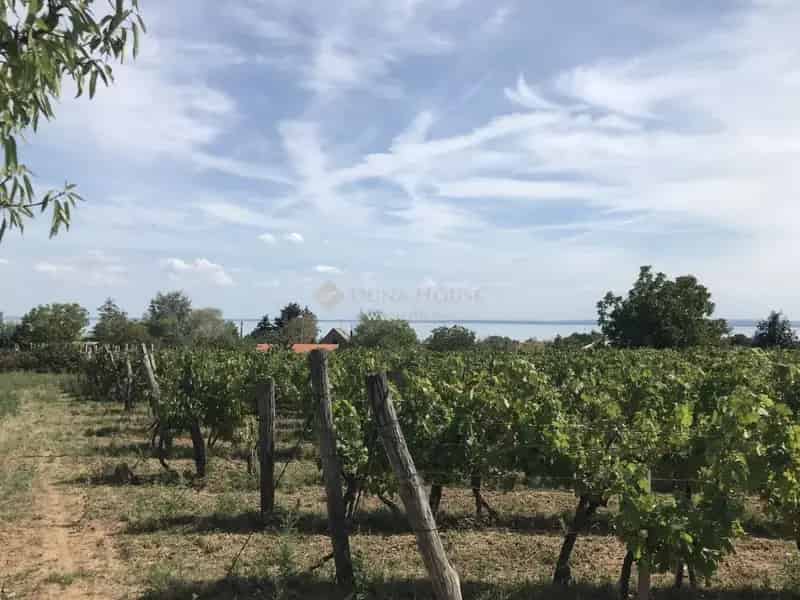 Balatoni panorámás zártkerti telek Alsóörsön eladó