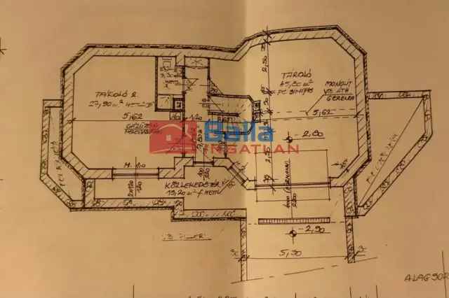 260 nm-es családi ház Kozárdon dupla garázzsal és medencével