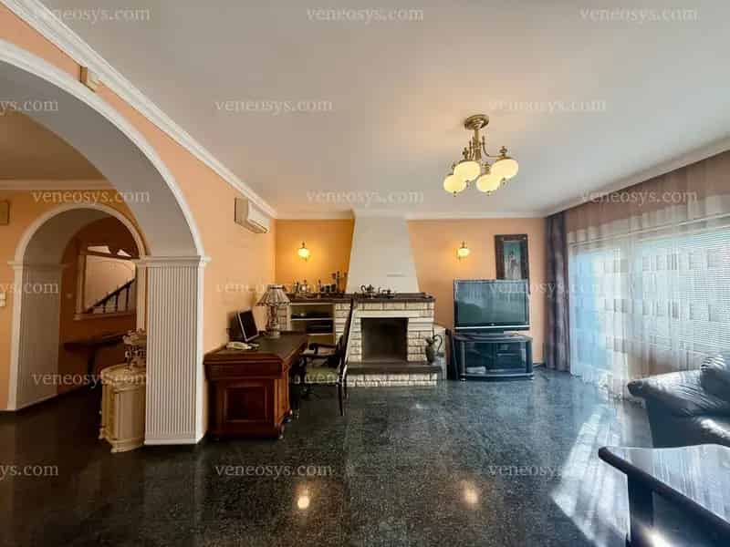 Gyálon 340m2-es családi ház eladó 855m2-es telken