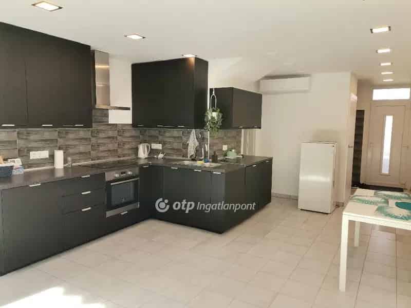 Békéscsaba Belváros: 80m2-es 3 Szobás Felújított Sorház Kiadó
