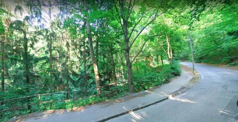Zugligeti telek eladó építési tervekkel 1000 m2-es házhoz