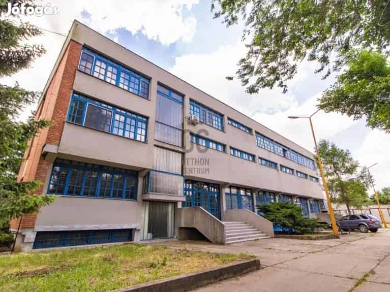 Irodaház eladó Hajdúböszörményben ipari parki környezetben